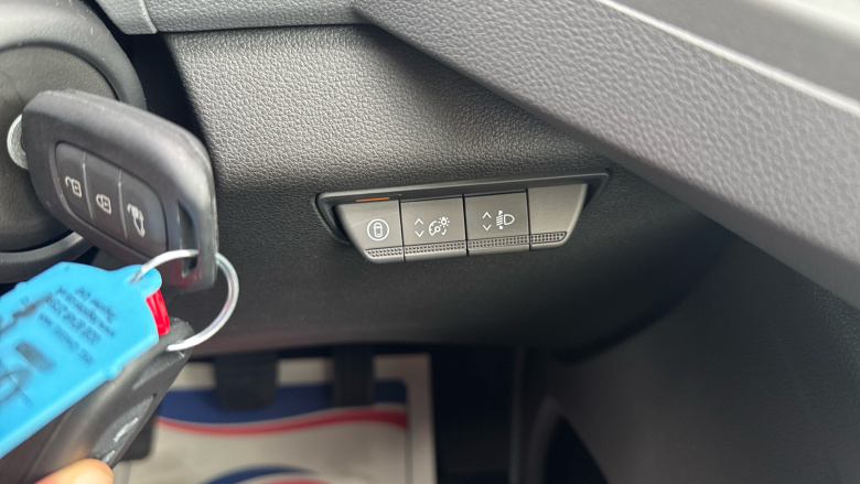 Renault Master Mwb Diesel Fwd MM35 Blue dCi 130 Advance Medium Roof Van